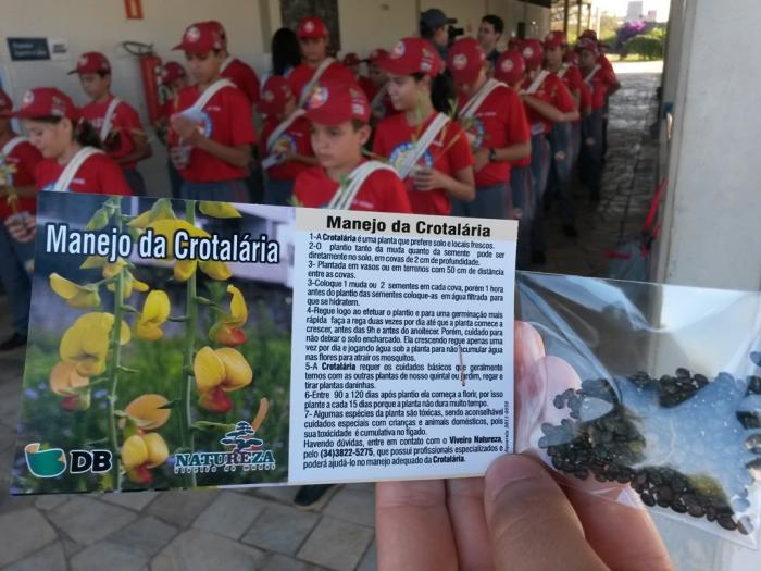 Alunos do projeto Bombeiro Mirim da cidade de Patos de Minas recebem sementes e mudas da planta que pode ajudar no combate à Dengue