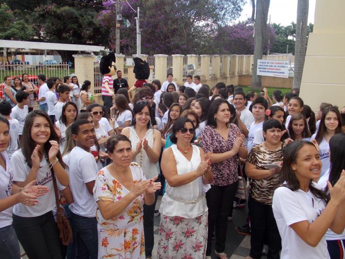 Escola Marcolino de Barros fixa placa com nota do ensino fundamental no IDEB 2011 