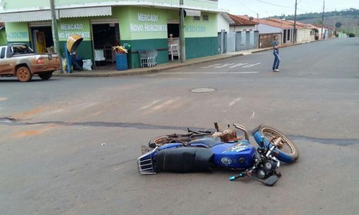 Motoqueiro inabilitado avança parada obrigatória, causa acidente e sofre ferimentos em Lagoa Formosa