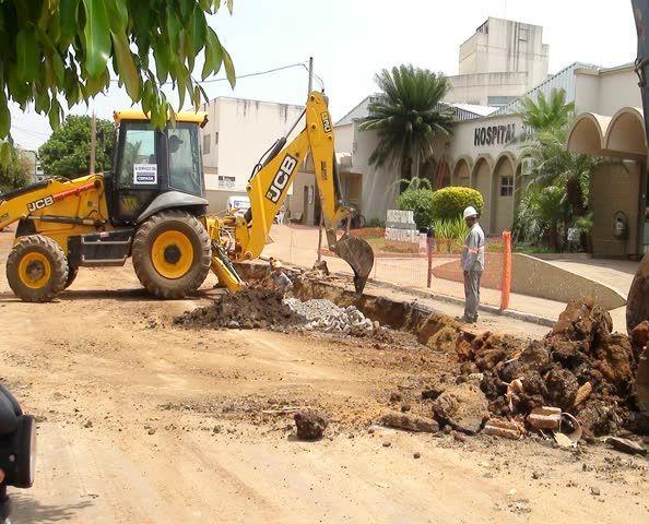 Obras da COPASA em rua de Hospital em Patos de Minas dificulta atendimento a pacientes e usuários da via