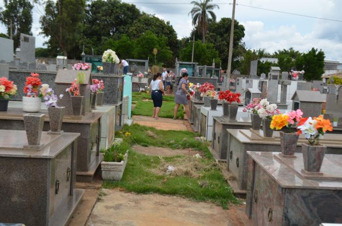 Túmulos do cemitério de Lagoa Formosa ganham flores e muros recebem pintura nova para o dia de finados