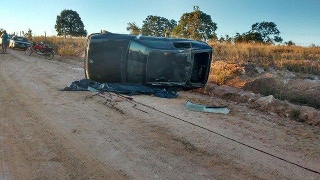 Motorista de 26 anos morre e criança fica ferida em capotamento de veículo no município de Presidente Olegário