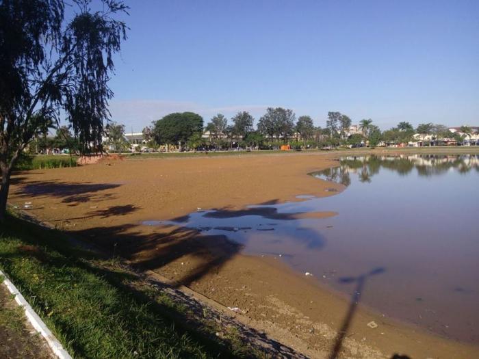 Obras de desassoreamento do leito da lagoa grande em Patos de Minas é lento e população desconfia da qualidade do serviço