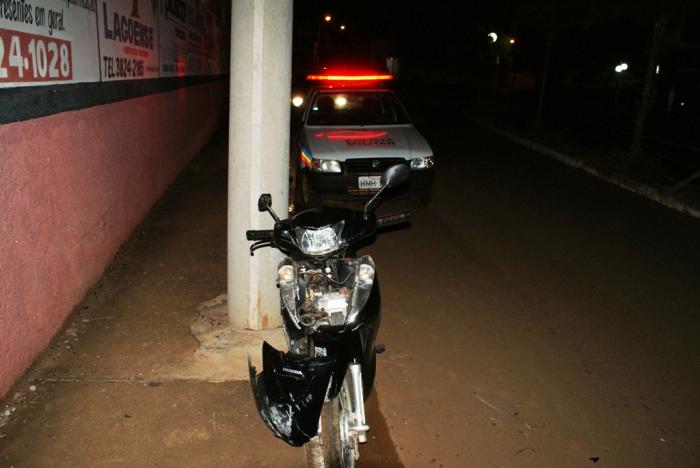 Motociclista de 17 anos fica ferida ao colidir contra poste de iluminação pública na cidade de Lagoa Formosa