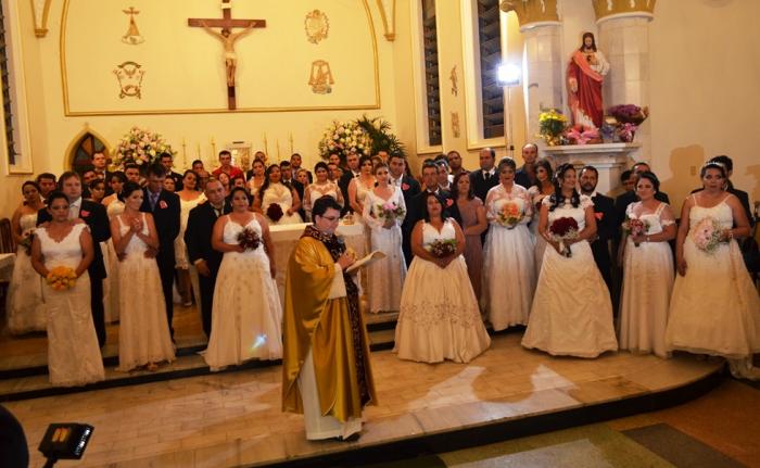 Casamento comunitário reúne 34 casais na Igreja Matriz de Lagoa Formosa em cerimônia realizada com muito sucesso