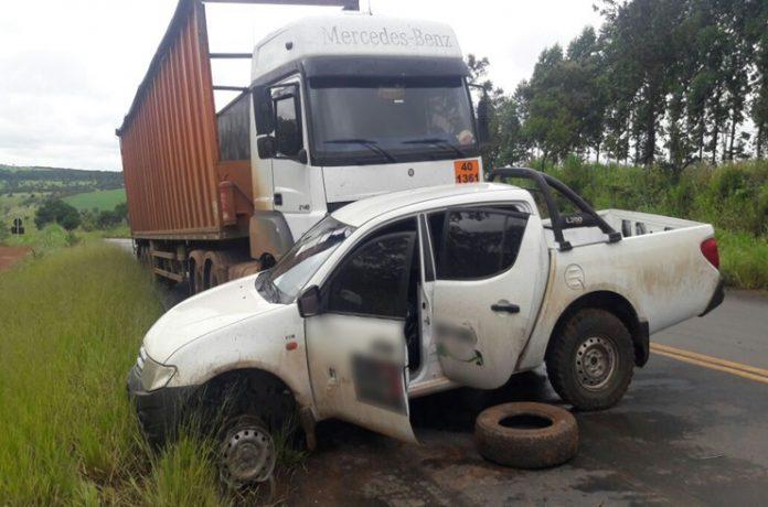 Caminhonete roda na pista e colide contra carreta na MGC-354 próximo a Presidente Olegário