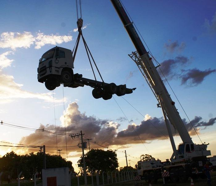 Guindaste é apresentado com caminhão suspenso há mais de 10 metros de altura na cidade de Patos de Minas