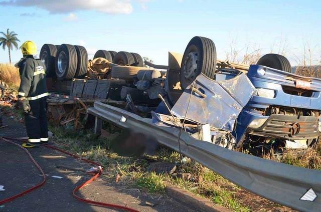 Caminhoneiro morre em acidente na curva do Belvedere na BR 354 há 15 quilômetros de Carmo do Paranaíba