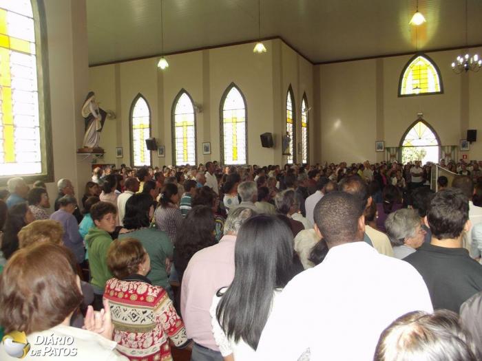 Milhares de fiéis pagam promessas no dia de Nossa Senhora da Abadia