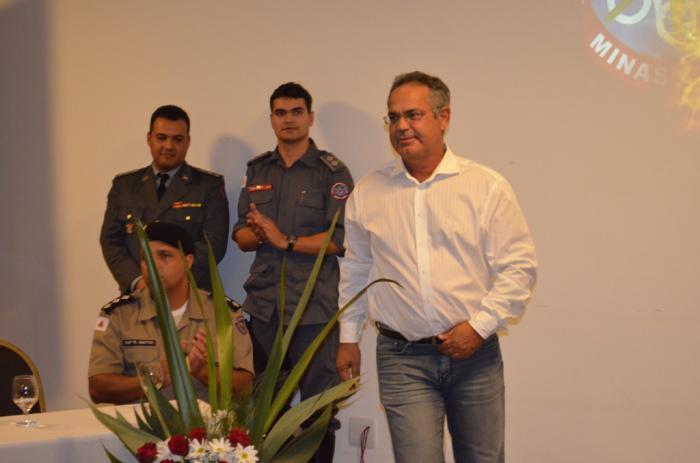 Prefeito da cidade de Lagoa Formosa recebe homenagem em cerimônia de aniversário do Corpo de Bombeiros em Patos de Minas