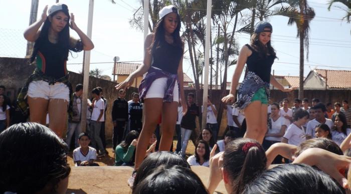 Escola Estadual Deiró Borges de Patos de Minas promove recreio cultural através do projeto Conte até 10