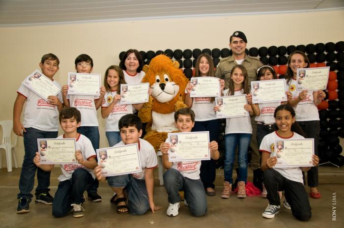 Mais de 100 alunos receberam diploma de formatura do PROERD 2013 na cidade de Lagoa Formosa