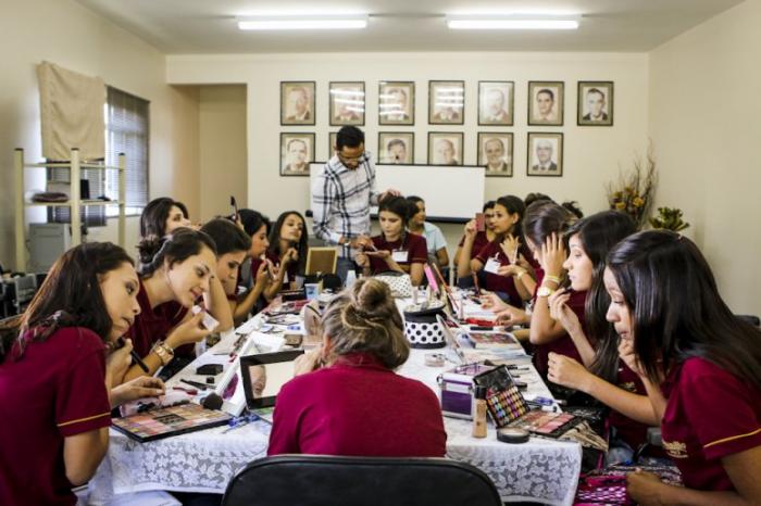 Escola de Rainhas realiza oficina de candidatas a rainha da Festa Nacional do Milho de Patos de Minas