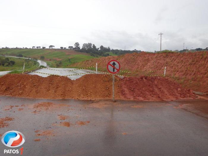 Trevo em construção na BR 354 que dá acesso à Lagoa Formosa é interditado depois de morte