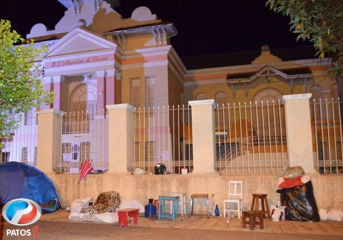 Barracas e filas em portas de escolas públicas em Patos de Minas podem ter sido em vão 