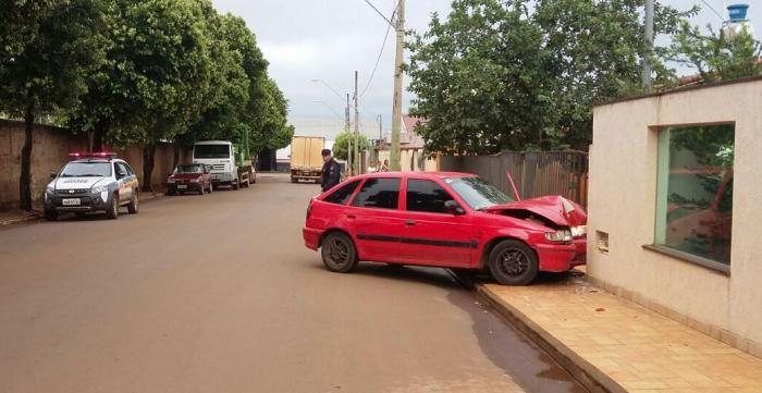 Motorista inabilitado fica ferido ao colidir contra muro de residência na cidade de Lagoa Formosa