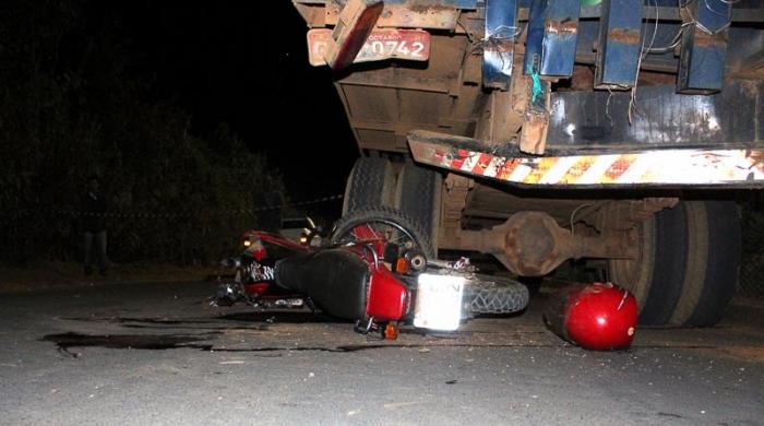 Uma pessoa morre e outra fica gravemente ferida em colisão contra caminhão na cidade de Carmo do Paranaíba