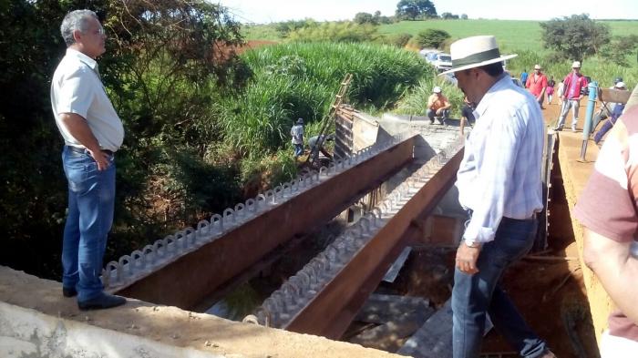 Obras para duplicação de ponte sobre o córrego Capivara no município de Lagoa Formosa está em fase final