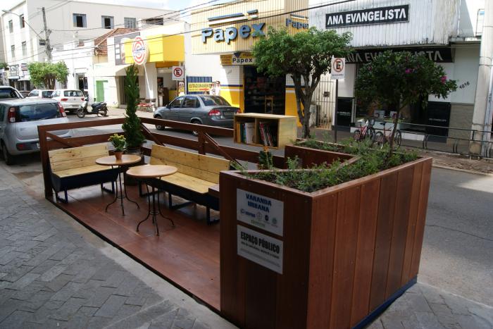 Alunos de Arquitetura e Urbanismo do UNIPAM instalam parklet na rua José de Santana