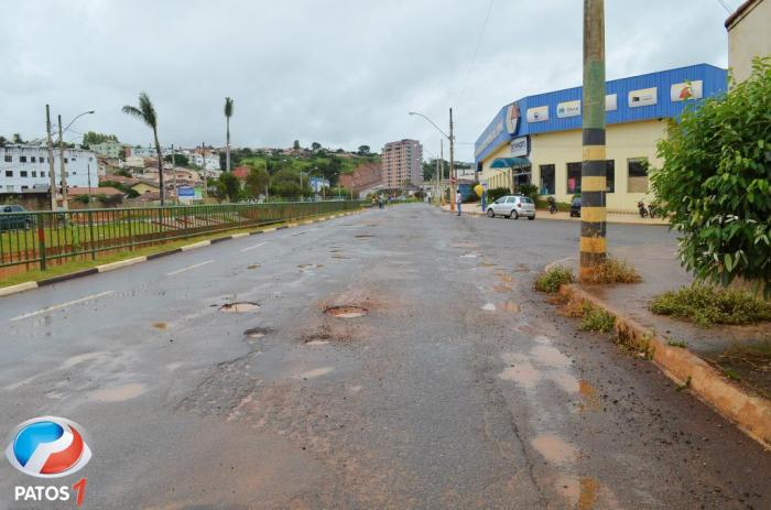 Buracos na Avenida Fátima Porto dificulta o tráfego de veículos e causa prejuízos aos motoristas