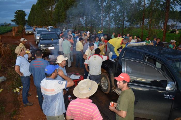 Fazendeiros comemoram início do asfaltamento de estrada vicinal que liga Lagoa Formosa á região de Campo Alegre