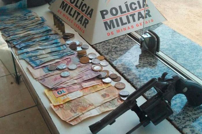 Após assalto em Distrito de Carmo do Paranaíba Polícia Militar recupera dinheiro e apreende arma