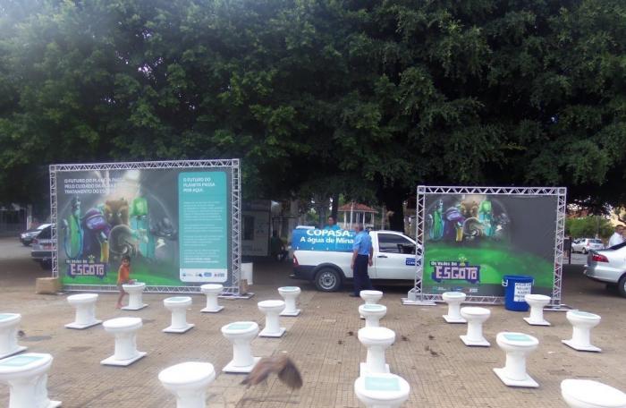 Exposições de vasos sanitários  para conscientizar população é realizada pela COPASA em Patos de Minas