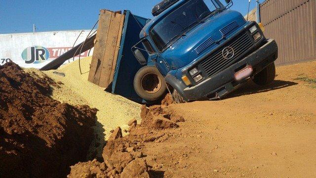 Caminhão carregado com soja cai em valeta de rede de esgoto no Setor Industrial em Presidente Olegário