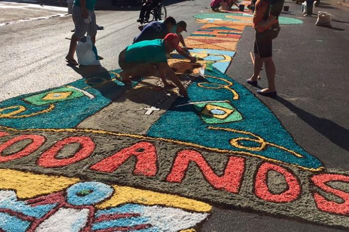 Patenses acordam cedo para pintar as ruas da cidade em comemoração ao dia de Corpus Christi