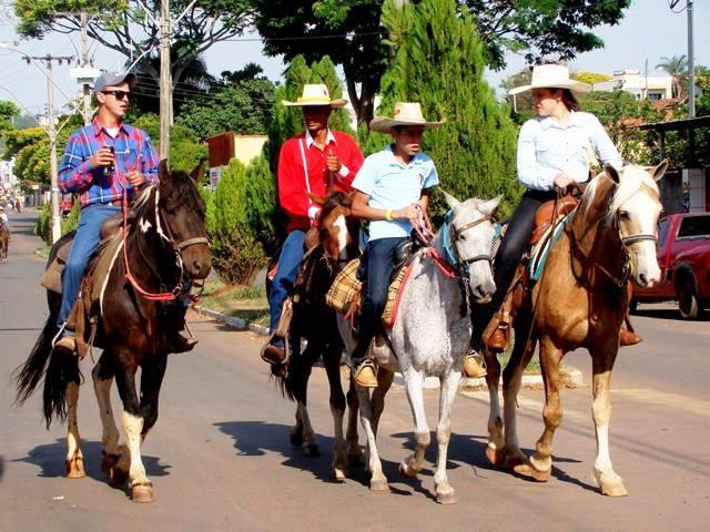 1ª Cavalgada beneficente para ajudar a APAE e banco de cadeiras de rodas de Presidente Olegário é realizada com sucesso