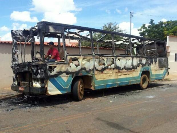 Bandidos incendeiam seis veículos em Carmo do Paranaíba e deixa população assustada 
