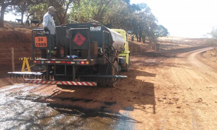 Prefeitura de Lagoa Formosa continua os trabalhos de pavimentação da estrada vicinal que liga a cidade ao Distrito de Monjolinho