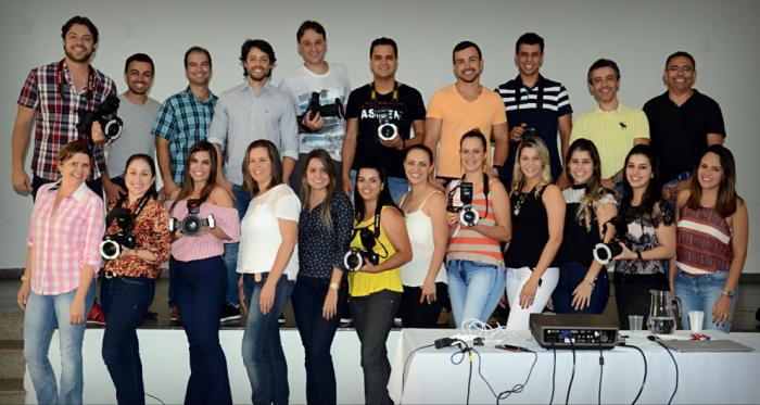 Cirurgiões dentistas participam de curso de fotografia no UNIPAM em Patos de Minas