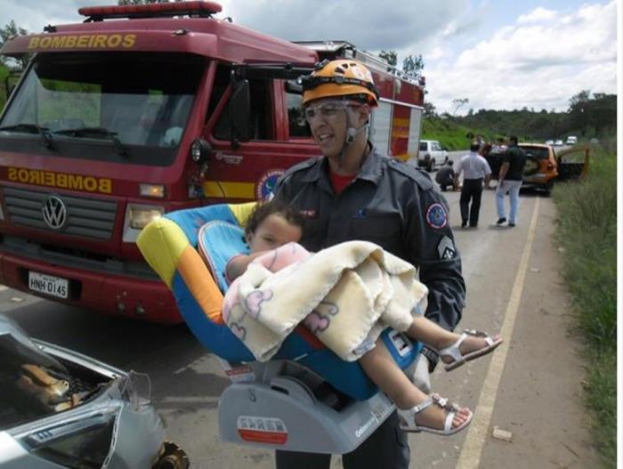 Criança de 01 ano de vida é socorrida pelos bombeiros em um acidente próximo à cidade de Patrocínio