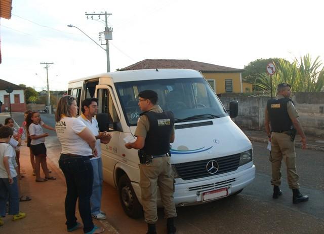 Policia Militar fiscaliza transporte escolar em Carmo do Paranaíba