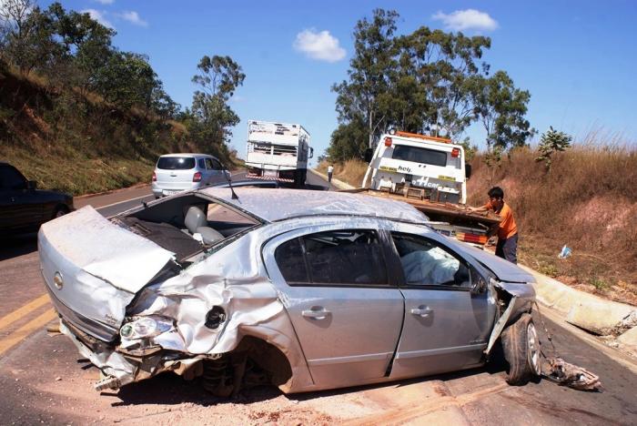 Cinco pessoas ficam feridas em capotamento na MG 354 entre Lagoa Formosa e Patos de Minas