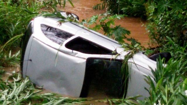 Debaixo de chuva motorista perde controle direcional de automóvel na MGC 354 e cai dentro de córrego às margens da rodovia