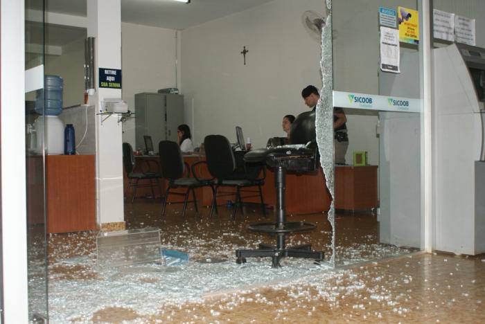 Agência do Banco SICOOB na cidade de Lagoa Formosa é arrombada e ladrões levam a arma do vigilante e um cofre