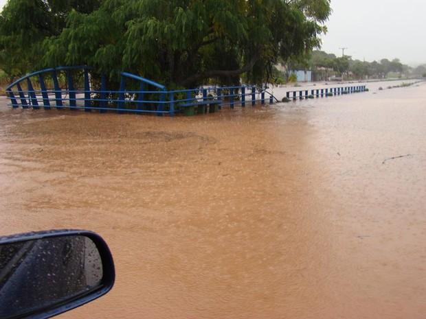 Córrego em Coromandel transborda após temporal e deixa parte da cidade ilhada