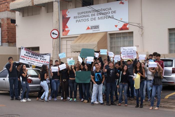 Depois de manifestação em Lagoa Formosa alunos da E.E. Coronel Cristiano protestam em Patos de Minas