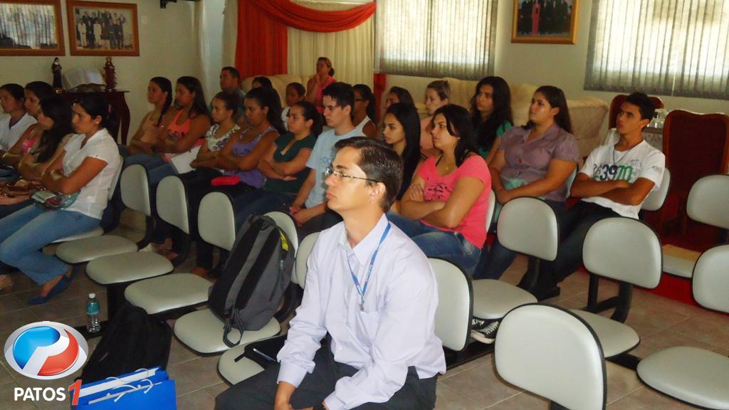 clique para ampliar Prefeito de Presidente Olegário faz reunião com representantes da virtual conection para tratar da implantação da empresa na cidade.