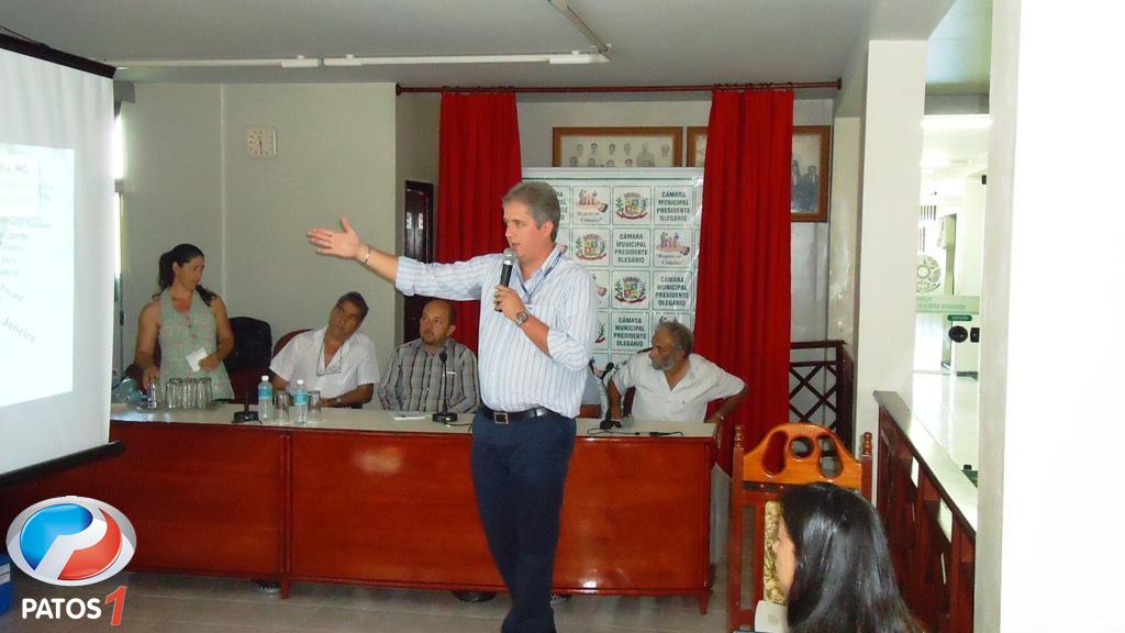 clique para ampliar Prefeito de Presidente Olegário faz reunião com representantes da virtual conection para tratar da implantação da empresa na cidade.