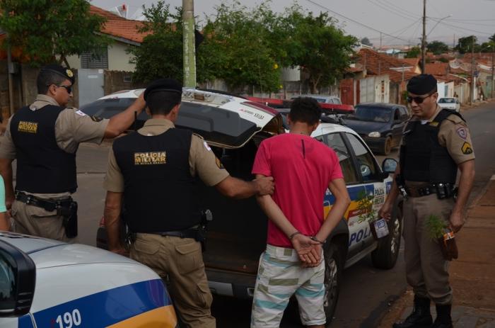 Polícia Militar de Lagoa Formosa apreende pés de maconha em residência no Bairro Bela Vista