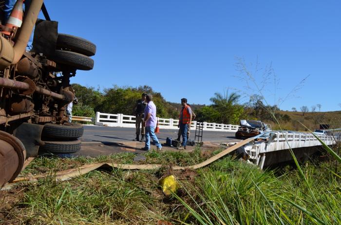 Motorista da cidade de Lagoa Formosa fica ferido em grave acidente na ponte do Córrego Fundo envolvendo caminhão carregado com cerveja