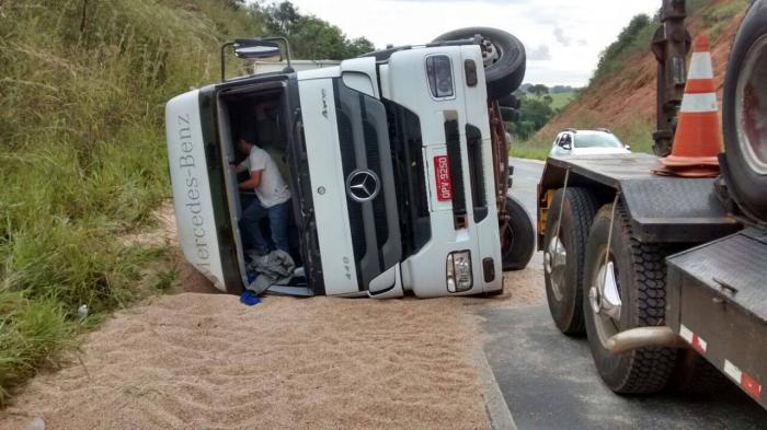 Carreta da cidade de Lagoa Formosa carregado com feijão tomba na BR 365 próximo à curva dos Moreiras