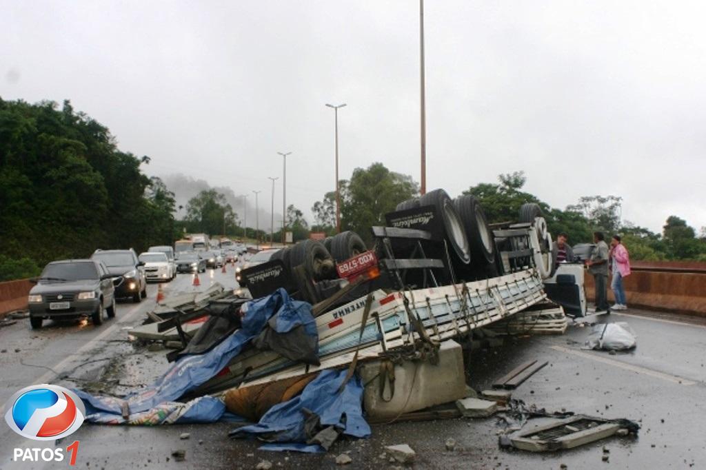 Veículo cai de viaduto na BR 251 e motorista tem ferimentos leves