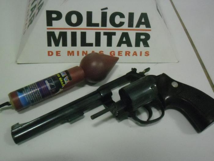 PM conduz mulher com arma de fogo em Carmo do Paranaíba