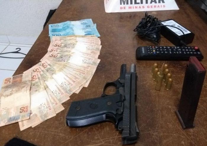 PM apreende pistola e vários objetos durante operação em Carmo do Paranaíba