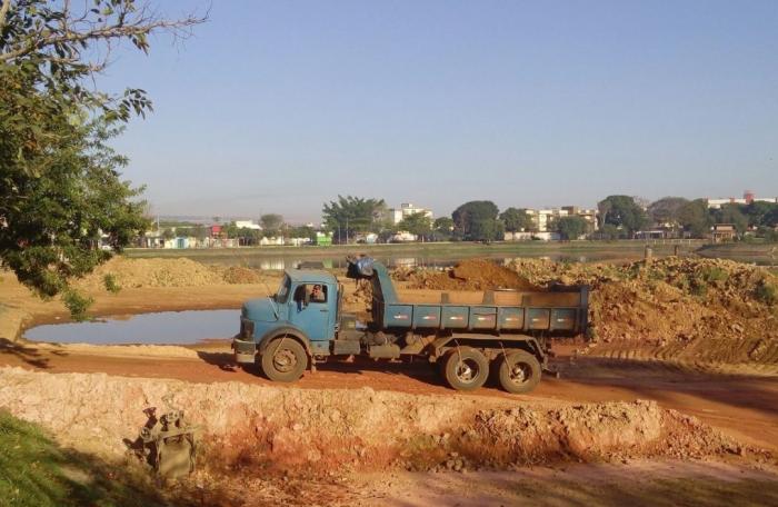 Trabalhadores retomam obra de revitalização da Lagoa Grande em Patos de Minas