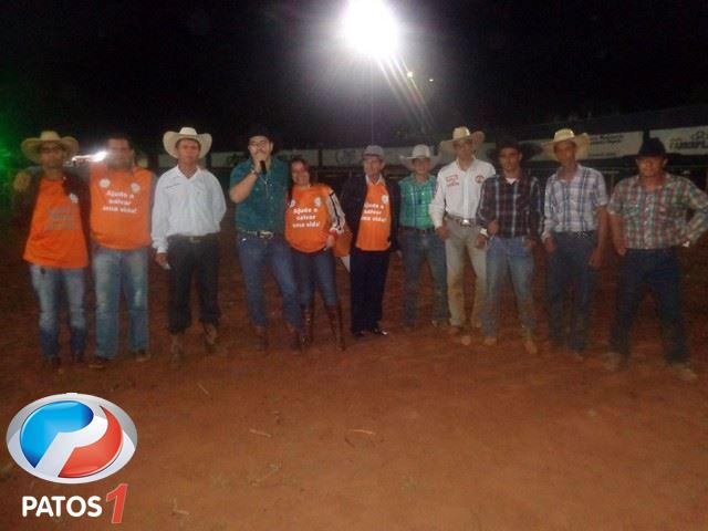 Patos 1 - Notícias de Patos de Minas e região  Peão da cidade de Luz é  campeão do rodeio em touros da Festa da Produção de Presidente Olegário